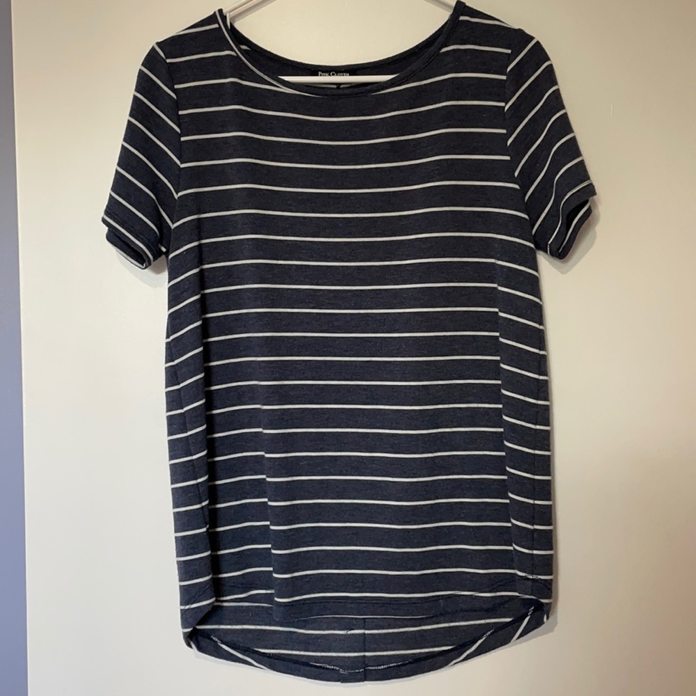 Daisee Button Back Detail Knit Top. Size Small.